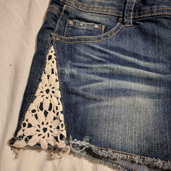 Vanilla Star 15 Juniors frayed Jean shorts with crochet lace - Picture 2 of 5